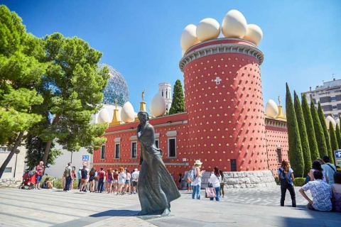 Figueres, the town on the Costa Brava where the Dalí Museum is located
