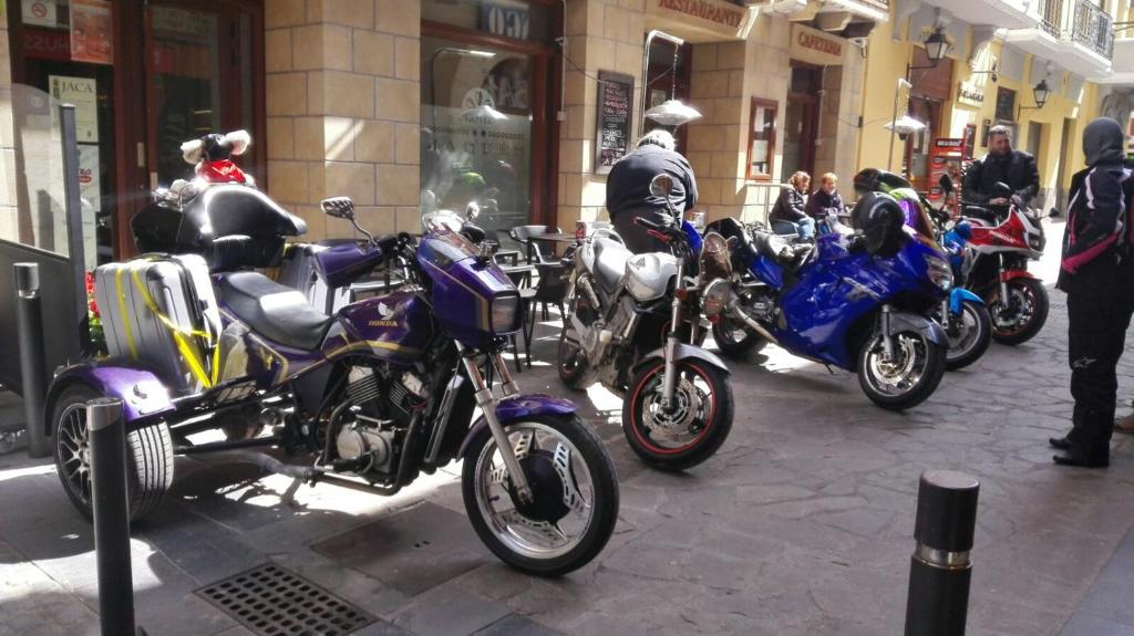 Hôtels à Jaca avec chargeurs pour voitures électriques