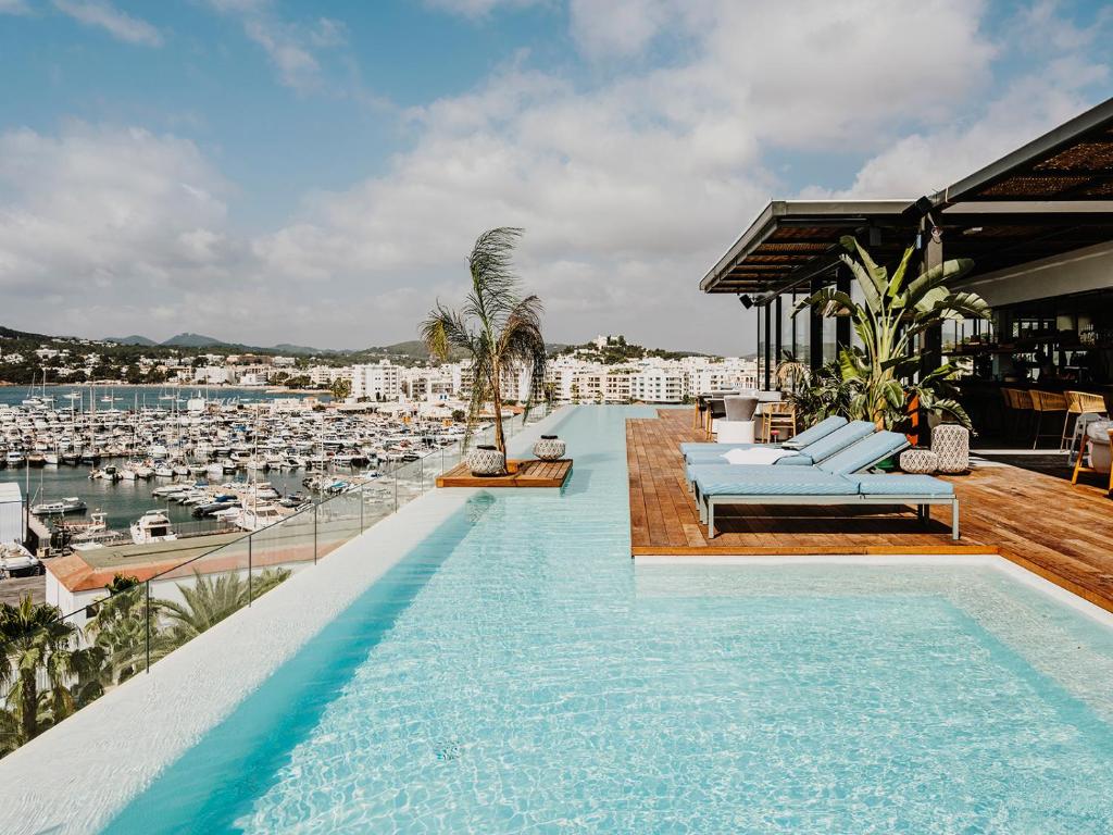 Hoteles en Santa Eularia Des Riu con cargadores para coches eléctricos