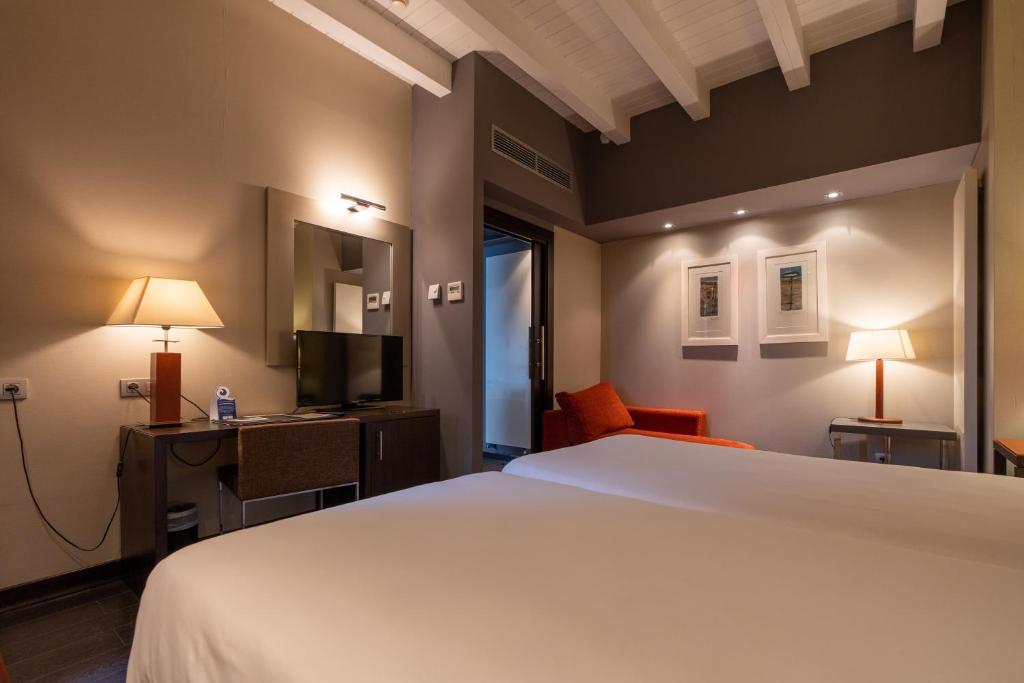 Hotels a Mora De Rubielos amb carregadors per a cotxes elèctrics